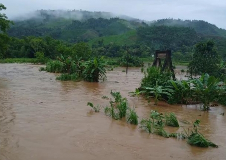 GRAVI INONDAZIONI E FRANE DEVASTANO HA GIANG