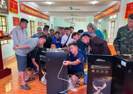 Distribuzione di filtri di depurazione domestica nel comune di Ban Ngo