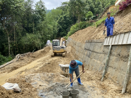 La realizzazione del terrapieno per l'asilo di Nam Dan